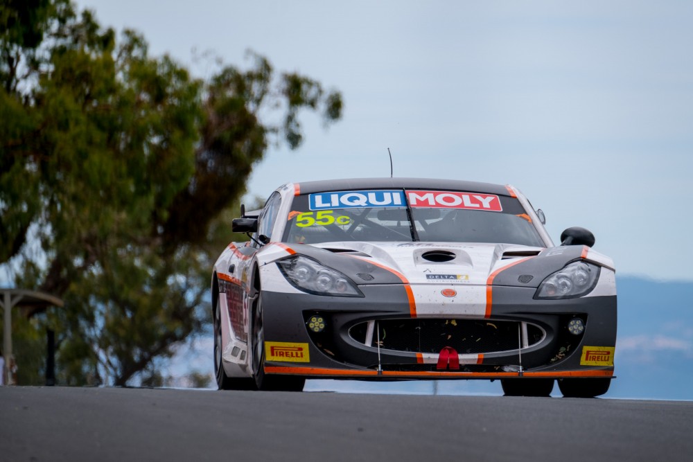 De små kraftige ekstralygter i kølergrillen er en af de opdateringer som er ved at blive monteret på Perfection Racings Ginetta